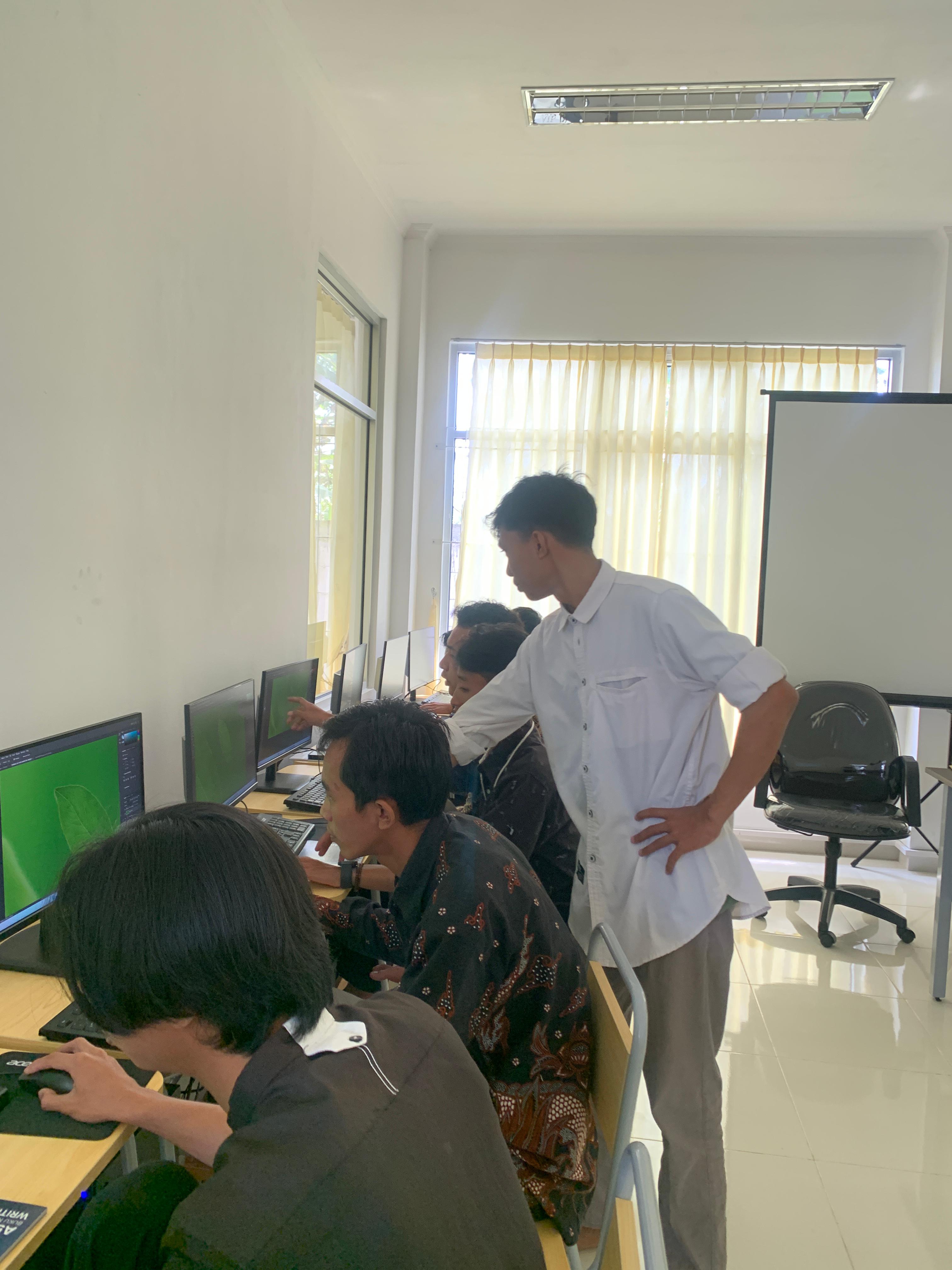 Proses pelatihan dalam membuat poster sebagai media promosi sosial media
